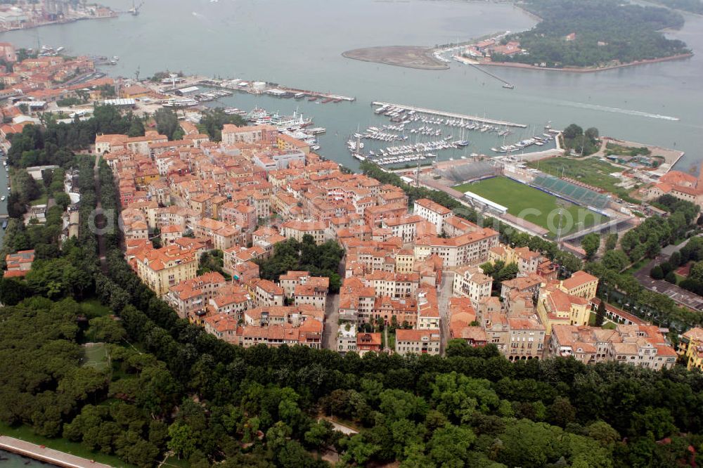 Venedig from above - Blick auf den Stadtbezirk Castello im Zentrum Venedigs mit der Isola di Sant Elena und dem Stadion Pierluigi Penzo. View to the district Castello in the center of Venice, the Isola di Sant Elena and the stadium Pierluigi Penzo.