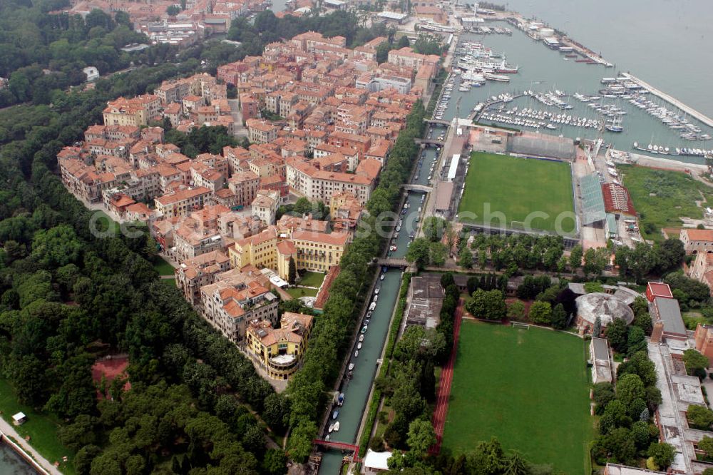 Venedig from the bird's eye view: Blick auf den Stadtbezirk Castello im Zentrum Venedigs mit der Isola di Sant Elena und dem Stadion Pierluigi Penzo. View to the district Castello in the center of Venice, the Isola di Sant Elena and the stadium Pierluigi Penzo.