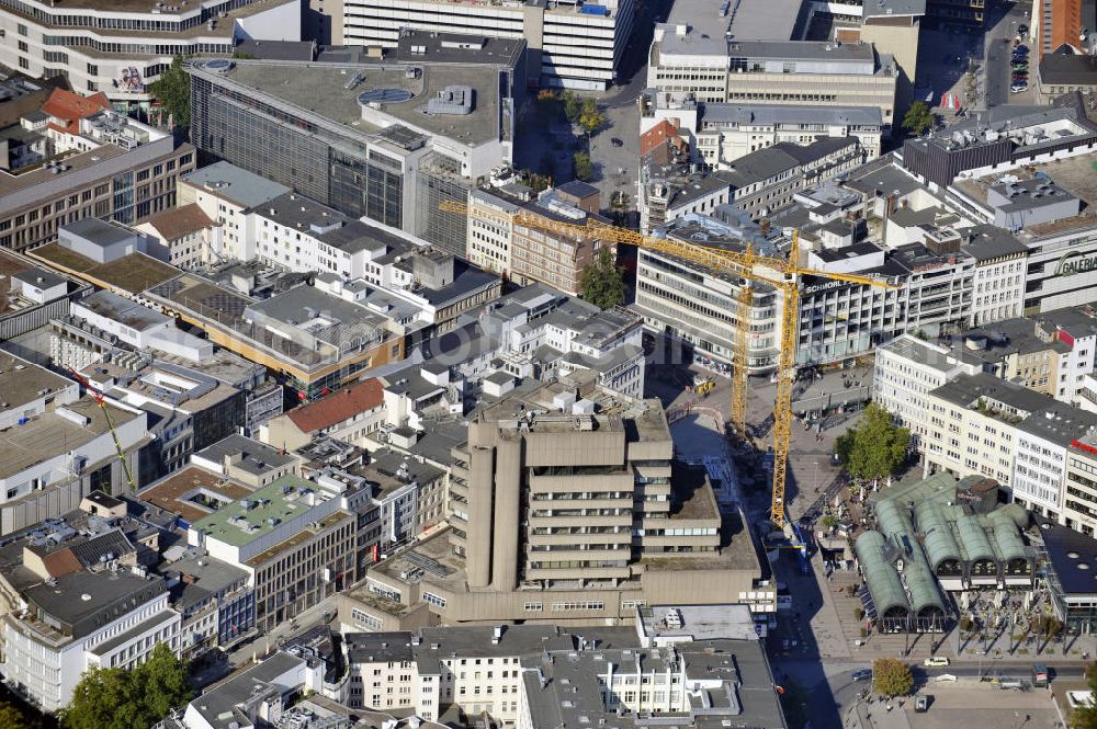 Aerial photograph Hannover - Blick auf den Stadtbezirk Hannover-Mitte mit dem Kröpcke, dem Kröpcke Center und dem Mövenpick Restaurant. Im Hintergrund sind die Filialen von Karstadt und H&M zu erkennen. Der Kröpcke ist ein zentraler Platz in der Innenstadt, der nach einem benachbarten Cafe benannt wurde. Heute wird dieses Cafe von der Firma Mövenpick weitergeführt. Das Kröpcke Center wurde 1970 erbaut und beeinhaltet Wohnungen und ein Einkaufszentrum. View to the district Hannover-Mitte withe the Kröpcke, the Kröpcke Center and the Mövenpick restaurant. In the background are the branches of Karstadt and H&M. The Kröpcke is an zentral place in the inner city of Hannover, wich was named after an neighbouring cafe. Today this cafe is pursued by the Mövenpick company. The Kröpcke center was built in 1970 and includes flats and an Shopping Center.