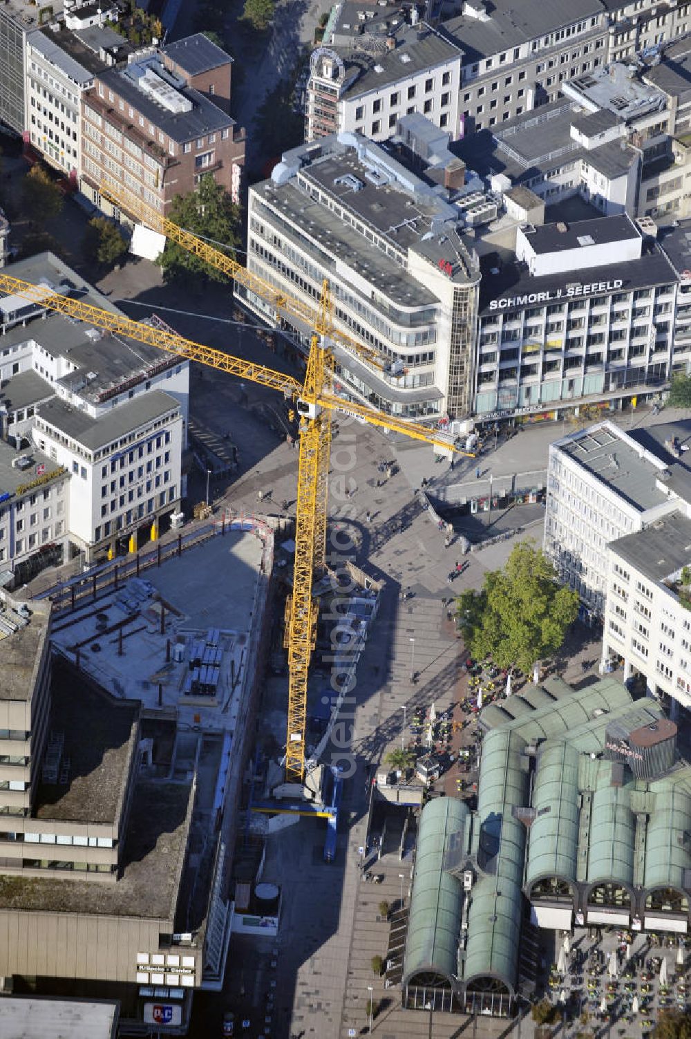 Hannover from the bird's eye view: Blick auf den Stadtbezirk Hannover-Mitte mit dem Kröpcke, dem Kröpcke Center und dem Mövenpick Restaurant. Der Kröpcke ist ein zentraler Platz in der Innenstadt, der nach einem benachbarten Cafe benannt wurde. Heute wird dieses Cafe von der Firma Mövenpick weitergeführt. Das Kröpcke Center wurde 1970 erbaut und beeinhaltet Wohnungen und ein Einkaufszentrum. View to the district Hannover-Mitte withe the Kröpcke, the Kröpcke Center and the Mövenpick restaurant. The Kröpcke is an zentral place in the inner city of Hannover, wich was named after an neighbouring cafe. Today this cafe is pursued by the Mövenpick company. The Kröpcke center was built in 1970 and includes flats and an Shopping Center.