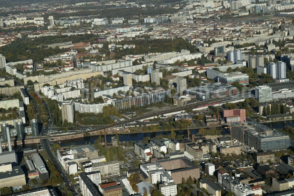 Aerial image Berlin - The busy Holzmarktstrasse runs in the Mitte district in Berlin parallel to the Spree and to the S-Bahn and mainline tracks that reach here the station Ostbahnhof. City District between Stralauer Platz and Karl-Marx-Allee is characterized by high prefabricated, built in the communist era. At the intersection Lichtenberger Street - Michaelkirchstrasse is the management of the C. On the other side of the Spree Vattenfall operates the plant Mitte. During the time of recording the building of Verdi's headquarters was established at the Schilling Bridge. In the urban landscape Friedrichshain park the Vivantes Clinic is located