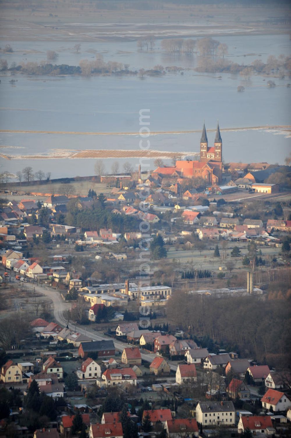 Aerial photograph JERICHOW - Stadtblick über Jerichow in Sachsen-Anhalt. Mit 270 Quadratkilometern gehört die Einheitsgemeinde Jerichow zu den flächenmäßig größten Kommunen Deutschlands. Im Hintergrund befindet sich die Klosterkirche von Jerichow. City view of Jericho in Saxony-Anhalt. With 270 square kilometers, the unit belongs to the municipality of Jericho area, the largest municipalities in Germany. In the background is the monastery church of Jericho.