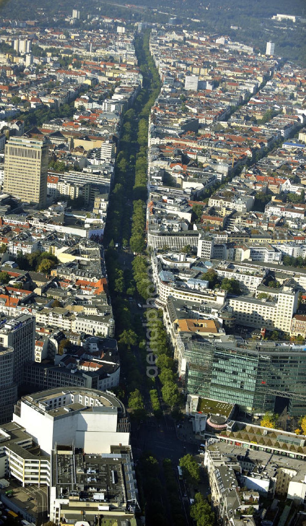 Berlin from the bird's eye view: Die Kurfürstenstraße liegt im Berliner Ortsteil Tiergarten. Beginnend an der Dennewitzstraße und endet die Kurfürstenstrasse am Olof-Palme-Platz vor dem Aquarium. Kurfürstenstraße located in the Berlin district of Tiergarten. The Kurfürstenstraße begins with Dennewitzstraße and ends with Olaf-Palme-Platz in front of the aquarium.