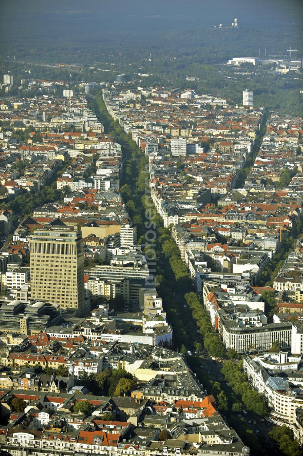 Aerial image Berlin - Die Kurfürstenstraße liegt im Berliner Ortsteil Tiergarten. Beginnend an der Dennewitzstraße und endet die Kurfürstenstrasse am Olof-Palme-Platz vor dem Aquarium. Kurfürstenstraße located in the Berlin district of Tiergarten. The Kurfürstenstraße begins with Dennewitzstraße and ends with Olaf-Palme-Platz in front of the aquarium.