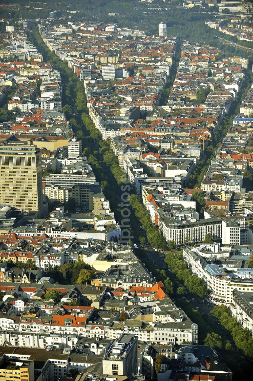 Aerial photograph Berlin - Die Kurfürstenstraße liegt im Berliner Ortsteil Tiergarten. Beginnend an der Dennewitzstraße und endet die Kurfürstenstrasse am Olof-Palme-Platz vor dem Aquarium. Kurfürstenstraße located in the Berlin district of Tiergarten. The Kurfürstenstraße begins with Dennewitzstraße and ends with Olaf-Palme-Platz in front of the aquarium.