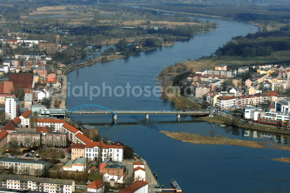 Frankfurt (Oder) from above - Blick auf die Stadtbrücke Frankfurt (Oder). Die Grenzbrücke dient dem innerstädtischen Grenzverkehr zwischen Frankfurt und S?ubice (Polen). View of the city bridge Frankfurt (Oder). The bridge is used for the border traffic between Frankfurt and Slubice (Poland).