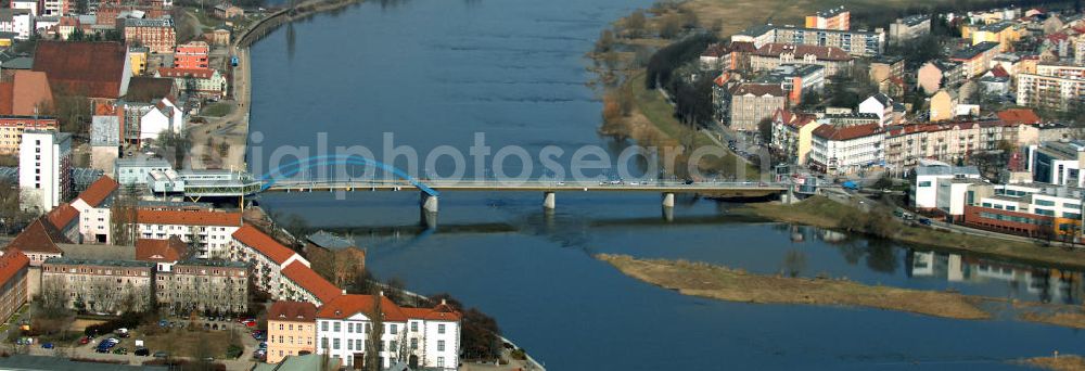 Frankfurt (Oder) from the bird's eye view: Blick auf die Stadtbrücke Frankfurt (Oder). Die Grenzbrücke dient dem innerstädtischen Grenzverkehr zwischen Frankfurt und S?ubice (Polen). View of the city bridge Frankfurt (Oder). The bridge is used for the border traffic between Frankfurt and Slubice (Poland).