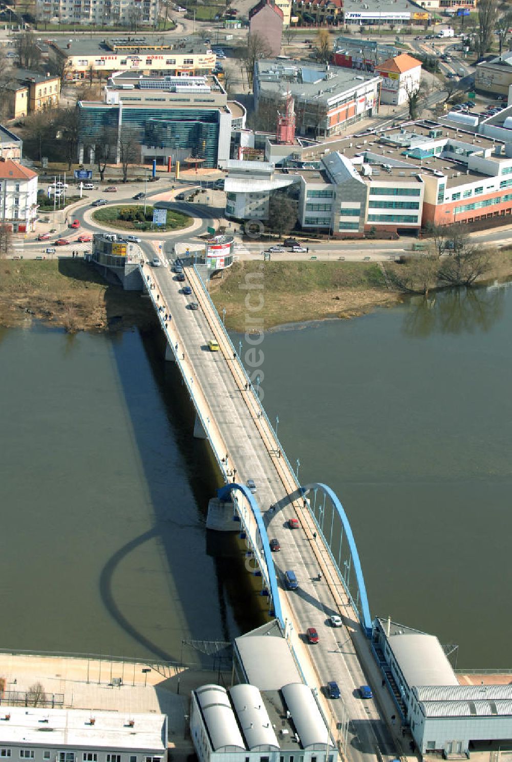 Aerial image Frankfurt (Oder) - Blick auf die Stadtbrücke Frankfurt (Oder) nach Polen. Die Grenzbrücke dient dem innerstädtischen Grenzverkehr zwischen Frankfurt und S?ubice (Polen). View of the city bridge Frankfurt (Oder) to Poland. The border bridge is used for the border traffic between Frankfurt and Slubice (Poland).