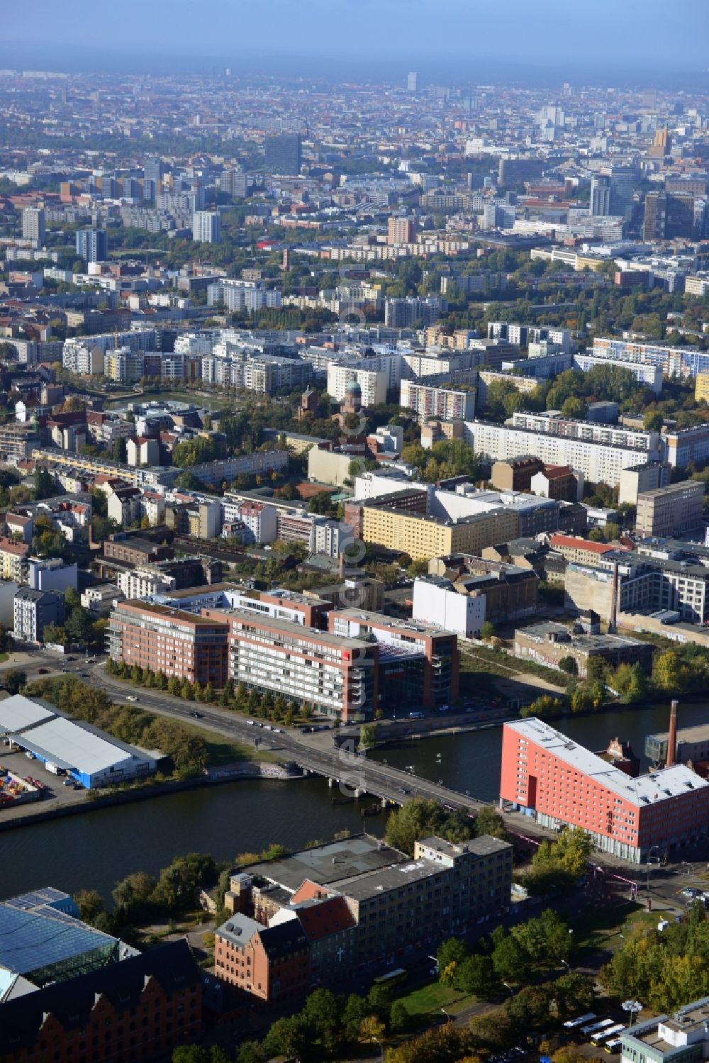 Berlin from the bird's eye view: Quarter view of the district Friedrichshain-Kreuzberg in Berlin. To see in the foreground are the german headquarter of Verdi and the Ibishotel Ostbahnhof at the Schilling Bridge