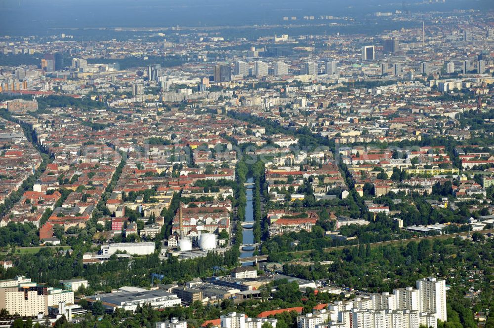 Aerial photograph Berlin - Blick über den Stadtteil Berlin-Neukölln entlang des Neuköllner Schifffahrtskanals in Richtung Berlin-Kreuzberg. View over the district Neukoelln in the direction of the district Mitte.