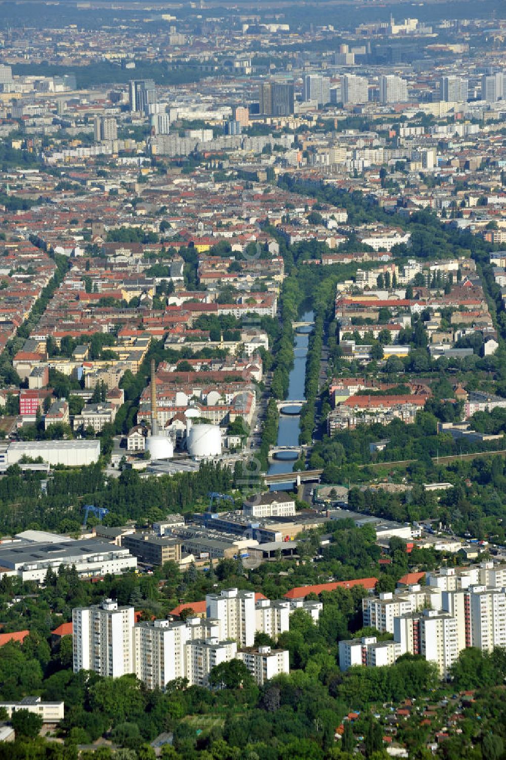 Berlin from above - Blick über den Stadtteil Berlin-Neukölln entlang des Neuköllner Schifffahrtskanals in Richtung Berlin-Kreuzberg. View over the district Neukoelln in the direction of the district Mitte.