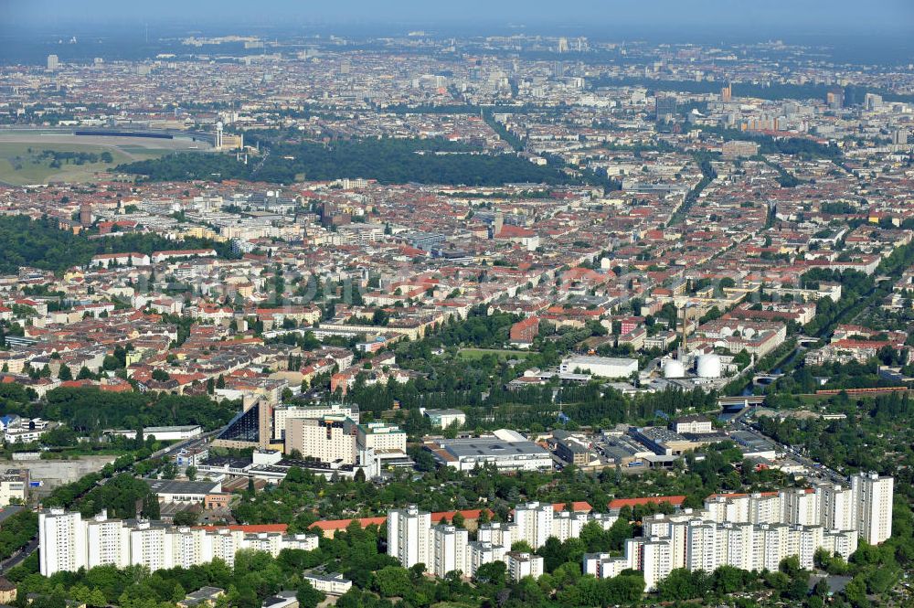 Berlin from the bird's eye view: Blick über den Stadtteil Berlin-Neukölln entlang der Karl-Marx-Allee in Richtung Volkspark Hasenheide und Berlin-Kreuzberg. View over the district Neukoelln in the direction of the district Mitte.