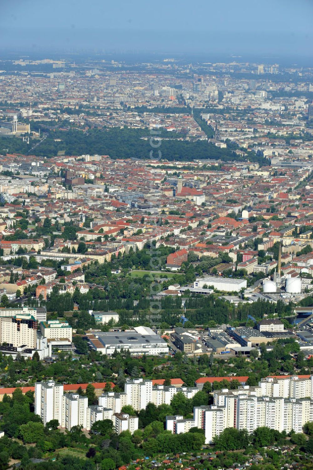 Aerial image Berlin - Blick über den Stadtteil Berlin-Neukölln entlang der Karl-Marx-Allee in Richtung Volkspark Hasenheide und Berlin-Kreuzberg. View over the district Neukoelln in the direction of the district Mitte.