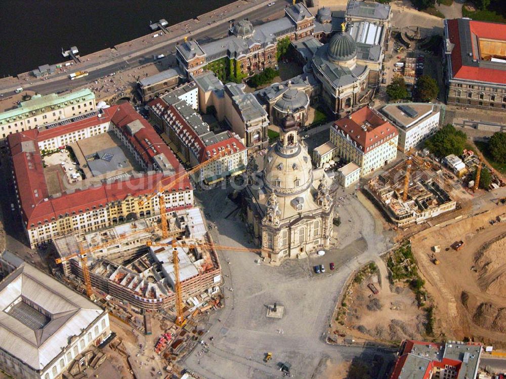 Dresden from the bird's eye view: Blick auf die wiederaufgebaute Frauenkirche in Dresden und die damit verbundene Umgestaltung des Neumarktgebietes. Zur geplanten neuen Stadtmitte entstehen folgende Quartiere: Das Hotel de Saxe, ein 4-Sterne Hotel mit 186 Zimmern. Und die Quartiere An der Frauenkirche, welche zukünftig eine Mischung aus kleinen Läden, Büros, Gastronomie und eine ganze Reihe von hochwertigen Wohnungen beinhalten sollen. Vorr. Fertigstellung: 2006