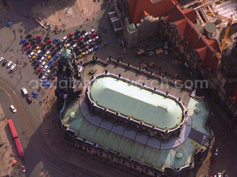 Aerial photograph Dresden - Blick auf die wiederaufgebaute Frauenkirche in Dresden und die damit verbundene Umgestaltung des Neumarktgebietes. Zur geplanten neuen Stadtmitte entstehen folgende Quartiere: Das Hotel de Saxe, ein 4-Sterne Hotel mit 186 Zimmern. Und die Quartiere An der Frauenkirche, welche zukünftig eine Mischung aus kleinen Läden, Büros, Gastronomie und eine ganze Reihe von hochwertigen Wohnungen beinhalten sollen. Vorr. Fertigstellung: 2006