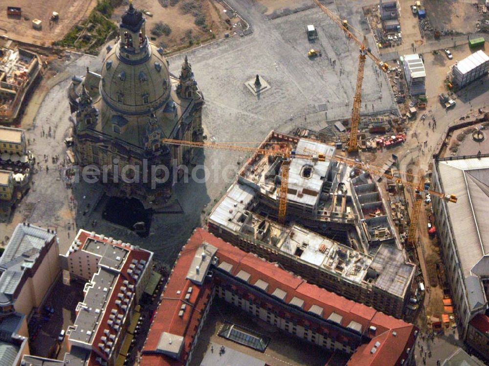 Dresden from above - Blick auf die wiederaufgebaute Frauenkirche in Dresden und die damit verbundene Umgestaltung des Neumarktgebietes. Zur geplanten neuen Stadtmitte entstehen folgende Quartiere: Das Hotel de Saxe, ein 4-Sterne Hotel mit 186 Zimmern. Und die Quartiere An der Frauenkirche, welche zukünftig eine Mischung aus kleinen Läden, Büros, Gastronomie und eine ganze Reihe von hochwertigen Wohnungen beinhalten sollen. Vorr. Fertigstellung: 2006