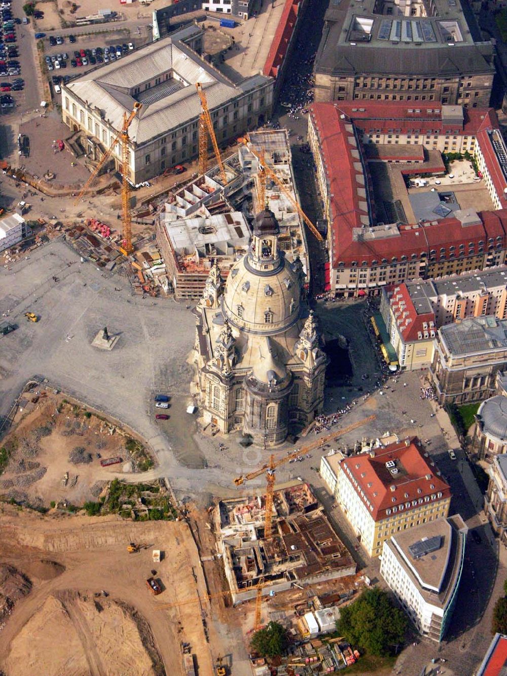 Dresden from the bird's eye view: Blick auf die wiederaufgebaute Frauenkirche in Dresden und die damit verbundene Umgestaltung des Neumarktgebietes. Zur geplanten neuen Stadtmitte entstehen folgende Quartiere: Das Hotel de Saxe, ein 4-Sterne Hotel mit 186 Zimmern. Und die Quartiere An der Frauenkirche, welche zukünftig eine Mischung aus kleinen Läden, Büros, Gastronomie und eine ganze Reihe von hochwertigen Wohnungen beinhalten sollen. Vorr. Fertigstellung: 2006