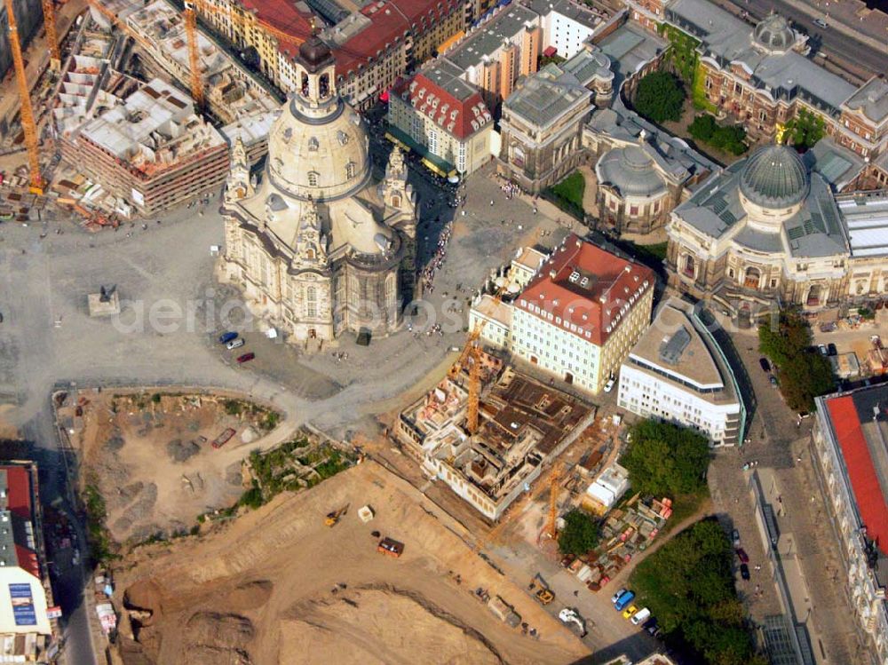 Aerial image Dresden - Blick auf die wiederaufgebaute Frauenkirche in Dresden und die damit verbundene Umgestaltung des Neumarktgebietes. Zur geplanten neuen Stadtmitte entstehen folgende Quartiere: Das Hotel de Saxe, ein 4-Sterne Hotel mit 186 Zimmern. Und die Quartiere An der Frauenkirche, welche zukünftig eine Mischung aus kleinen Läden, Büros, Gastronomie und eine ganze Reihe von hochwertigen Wohnungen beinhalten sollen. Vorr. Fertigstellung: 2006