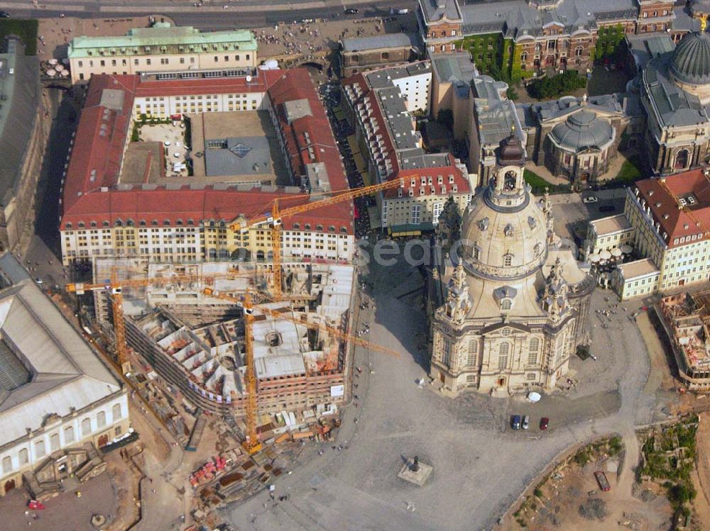 Aerial photograph Dresden - Blick auf die wiederaufgebaute Frauenkirche in Dresden und die damit verbundene Umgestaltung des Neumarktgebietes. Zur geplanten neuen Stadtmitte entstehen folgende Quartiere: Das Hotel de Saxe, ein 4-Sterne Hotel mit 186 Zimmern. Und die Quartiere An der Frauenkirche, welche zukünftig eine Mischung aus kleinen Läden, Büros, Gastronomie und eine ganze Reihe von hochwertigen Wohnungen beinhalten sollen. Vorr. Fertigstellung: 2006