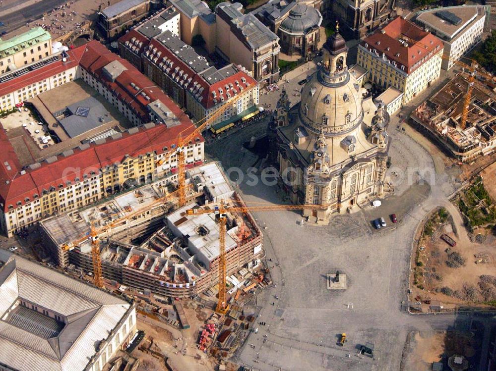 Dresden from above - Blick auf die wiederaufgebaute Frauenkirche in Dresden und die damit verbundene Umgestaltung des Neumarktgebietes. Zur geplanten neuen Stadtmitte entstehen folgende Quartiere: Das Hotel de Saxe, ein 4-Sterne Hotel mit 186 Zimmern. Und die Quartiere An der Frauenkirche, welche zukünftig eine Mischung aus kleinen Läden, Büros, Gastronomie und eine ganze Reihe von hochwertigen Wohnungen beinhalten sollen. Vorr. Fertigstellung: 2006