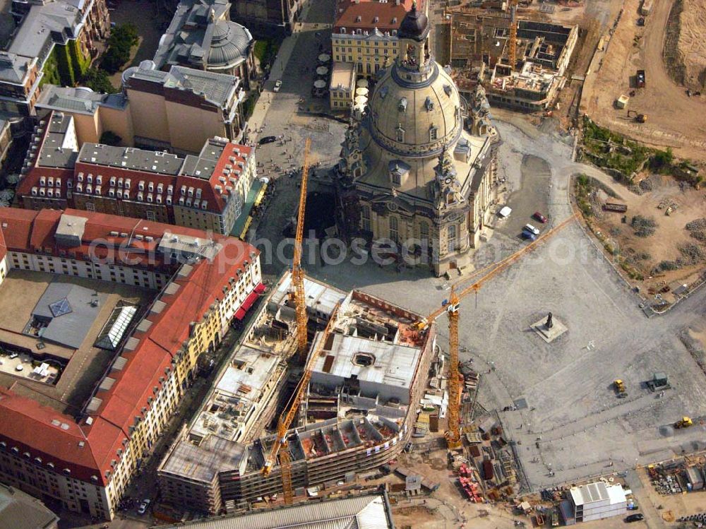 Dresden from the bird's eye view: Blick auf die wiederaufgebaute Frauenkirche in Dresden und die damit verbundene Umgestaltung des Neumarktgebietes. Zur geplanten neuen Stadtmitte entstehen folgende Quartiere: Das Hotel de Saxe, ein 4-Sterne Hotel mit 186 Zimmern. Und die Quartiere An der Frauenkirche, welche zukünftig eine Mischung aus kleinen Läden, Büros, Gastronomie und eine ganze Reihe von hochwertigen Wohnungen beinhalten sollen. Vorr. Fertigstellung: 2006