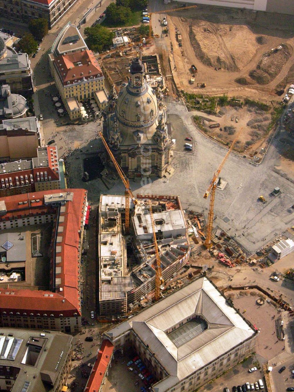 Aerial image Dresden - Blick auf die wiederaufgebaute Frauenkirche in Dresden und die damit verbundene Umgestaltung des Neumarktgebietes. Zur geplanten neuen Stadtmitte entstehen folgende Quartiere: Das Hotel de Saxe, ein 4-Sterne Hotel mit 186 Zimmern. Und die Quartiere An der Frauenkirche, welche zukünftig eine Mischung aus kleinen Läden, Büros, Gastronomie und eine ganze Reihe von hochwertigen Wohnungen beinhalten sollen. Vorr. Fertigstellung: 2006