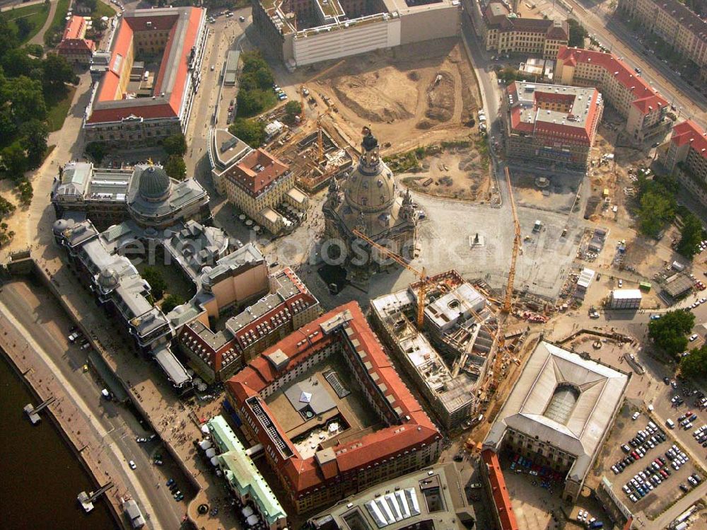 Aerial photograph Dresden - Blick auf die wiederaufgebaute Frauenkirche in Dresden und die damit verbundene Umgestaltung des Neumarktgebietes. Zur geplanten neuen Stadtmitte entstehen folgende Quartiere: Das Hotel de Saxe, ein 4-Sterne Hotel mit 186 Zimmern. Und die Quartiere An der Frauenkirche, welche zukünftig eine Mischung aus kleinen Läden, Büros, Gastronomie und eine ganze Reihe von hochwertigen Wohnungen beinhalten sollen. Vorr. Fertigstellung: 2006