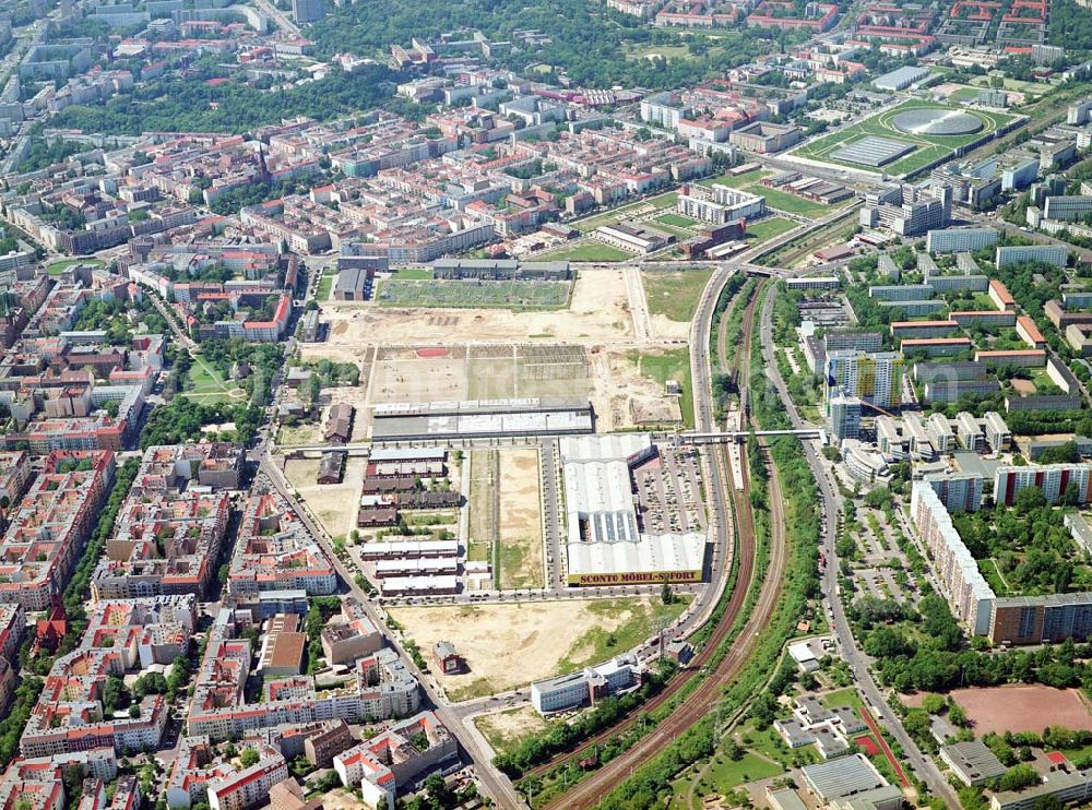 Berlin-Friedrichshain from the bird's eye view: Stadtentwicklungsgebiet Eldenaer Straße/ Landsberger Allee in Berlin-Friedrichshain (Gelände der Alten Schlachthöfe)- ein Projekt der SES Stadtentwicklungsgebiet Eldenaer Straße mbH, Thaerstraße 30/31 in 10249 Berlin, Tel.: 030 42846133.