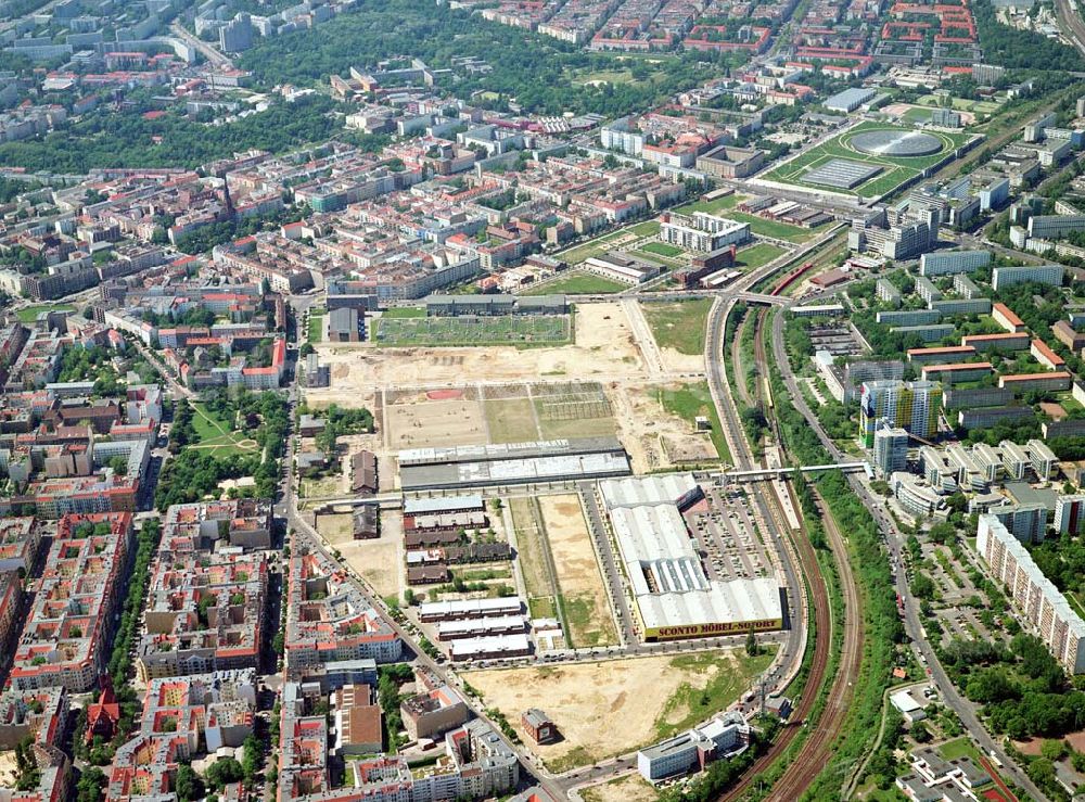 Berlin-Friedrichshain from the bird's eye view: Stadtentwicklungsgebiet Eldenaer Straße/ Landsberger Allee in Berlin-Friedrichshain (Gelände der Alten Schlachthöfe)- ein Projekt der SES Stadtentwicklungsgebiet Eldenaer Straße mbH, Thaerstraße 30/31 in 10249 Berlin, Tel.: 030 42846133.