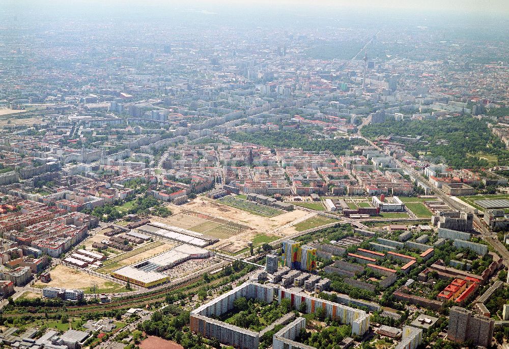 Berlin-Friedrichshain from above - Stadtentwicklungsgebiet Eldenaer Straße/ Landsberger Allee in Berlin-Friedrichshain (Gelände der Alten Schlachthöfe)- ein Projekt der SES Stadtentwicklungsgebiet Eldenaer Straße mbH, Thaerstraße 30/31 in 10249 Berlin, Tel.: 030 42846133.