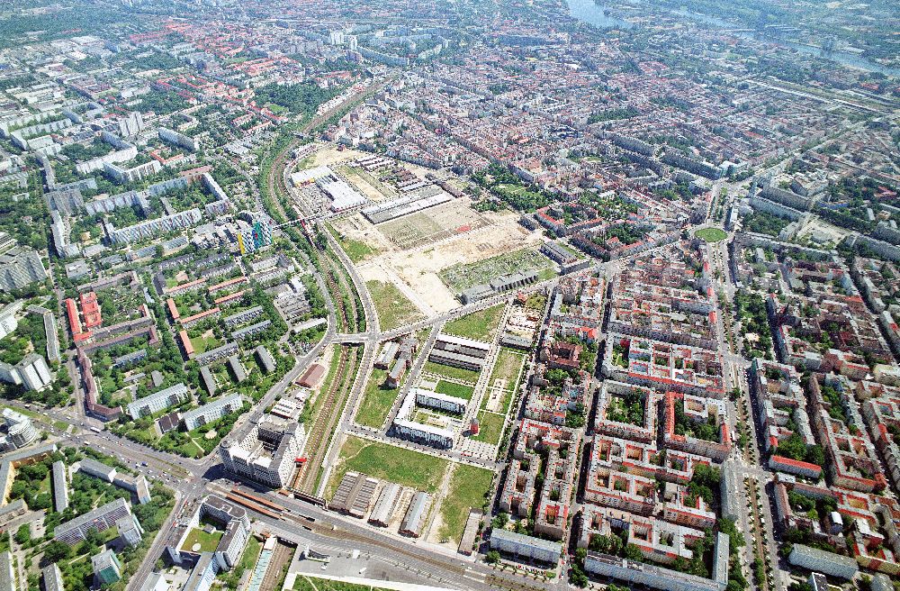 Berlin-Friedrichshain from the bird's eye view: Stadtentwicklungsgebiet Eldenaer Straße/ Landsberger Allee in Berlin-Friedrichshain (Gelände der Alten Schlachthöfe)- ein Projekt der SES Stadtentwicklungsgebiet Eldenaer Straße mbH, Thaerstraße 30/31 in 10249 Berlin, Tel.: 030 42846133.