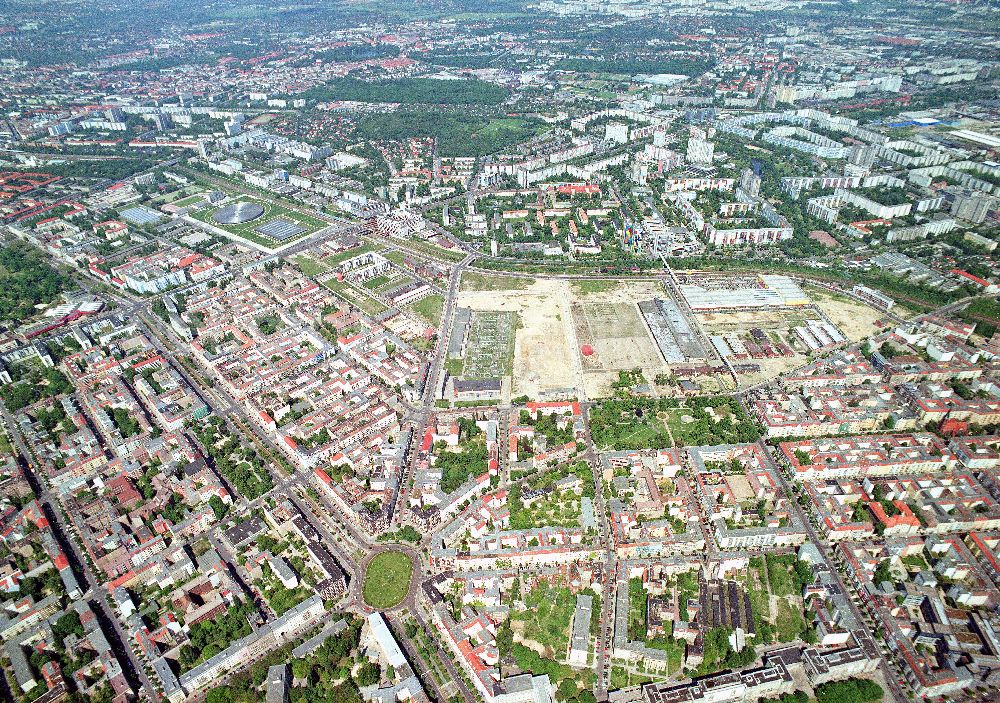 Berlin-Friedrichshain from the bird's eye view: Stadtentwicklungsgebiet Eldenaer Straße/ Landsberger Allee in Berlin-Friedrichshain (Gelände der Alten Schlachthöfe)- ein Projekt der SES Stadtentwicklungsgebiet Eldenaer Straße mbH, Thaerstraße 30/31 in 10249 Berlin, Tel.: 030 42846133.