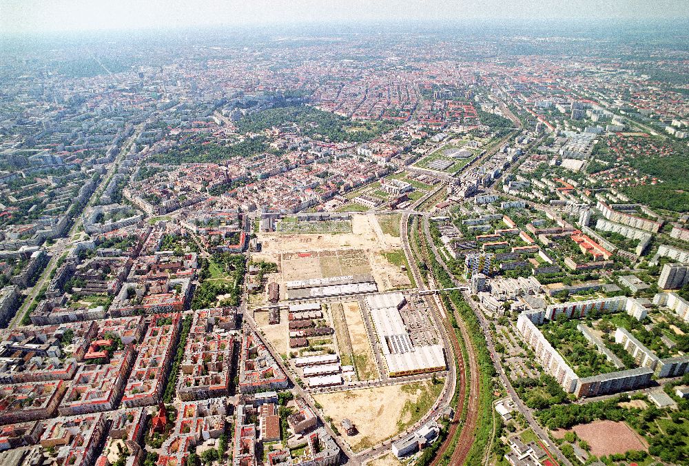 Aerial photograph Berlin-Friedrichshain - Stadtentwicklungsgebiet Eldenaer Straße/ Landsberger Allee in Berlin-Friedrichshain (Gelände der Alten Schlachthöfe)- ein Projekt der SES Stadtentwicklungsgebiet Eldenaer Straße mbH, Thaerstraße 30/31 in 10249 Berlin, Tel.: 030 42846133.