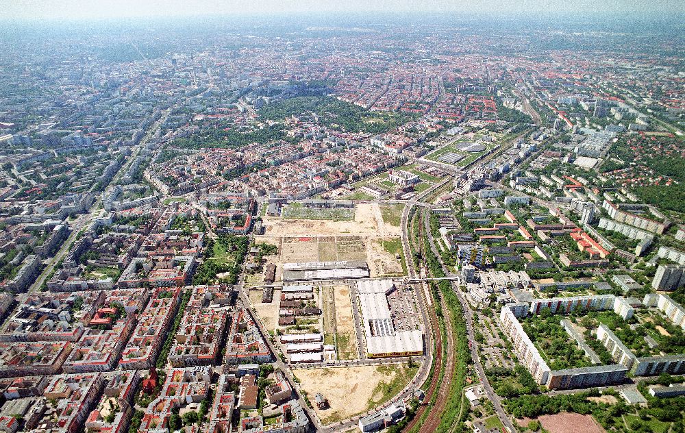 Berlin-Friedrichshain from above - Stadtentwicklungsgebiet Eldenaer Straße/ Landsberger Allee in Berlin-Friedrichshain (Gelände der Alten Schlachthöfe)- ein Projekt der SES Stadtentwicklungsgebiet Eldenaer Straße mbH, Thaerstraße 30/31 in 10249 Berlin, Tel.: 030 42846133.