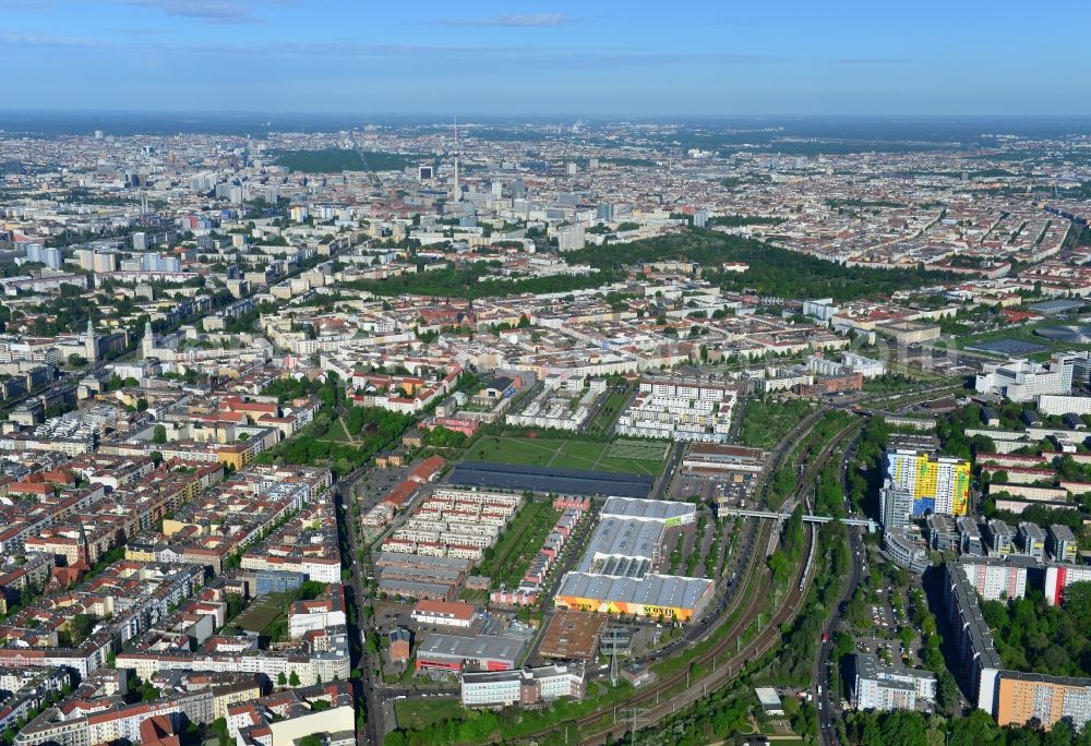 Aerial photograph Berlin - Urban development area on the premises of Eldenaer road - Storkower Strasse in Friedrichshain district of Berlin. On the grounds of the former East German slaughterhouse incur modern residential areas and neighborhoods. The housing companies in the real estate developers cds Wohnbau Berlin GmbH built on several building plots modern apartments and townhouses and terraced houses