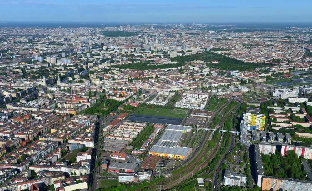 Berlin from above - Urban development area on the premises of Eldenaer road - Storkower Strasse in Friedrichshain district of Berlin. On the grounds of the former East German slaughterhouse incur modern residential areas and neighborhoods. The housing companies in the real estate developers cds Wohnbau Berlin GmbH built on several building plots modern apartments and townhouses and terraced houses