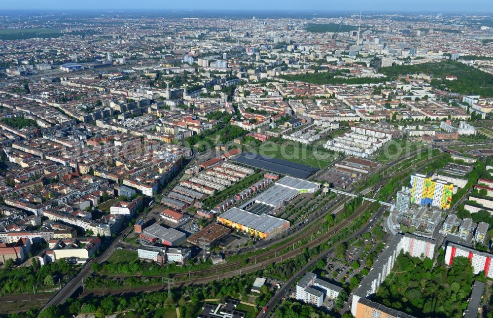 Berlin from the bird's eye view: Urban development area on the premises of Eldenaer road - Storkower Strasse in Friedrichshain district of Berlin. On the grounds of the former East German slaughterhouse incur modern residential areas and neighborhoods. The housing companies in the real estate developers cds Wohnbau Berlin GmbH built on several building plots modern apartments and townhouses and terraced houses