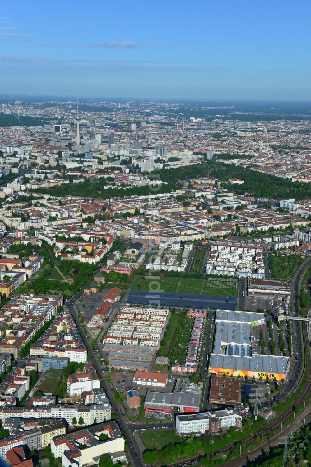 Berlin from above - Urban development area on the premises of Eldenaer road - Storkower Strasse in Friedrichshain district of Berlin. On the grounds of the former East German slaughterhouse incur modern residential areas and neighborhoods. The housing companies in the real estate developers cds Wohnbau Berlin GmbH built on several building plots modern apartments and townhouses and terraced houses