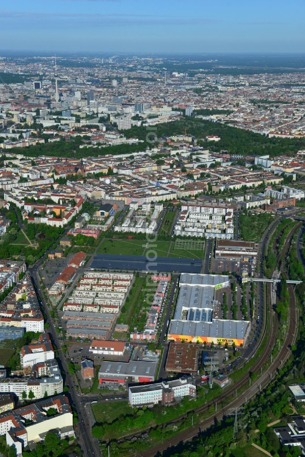 Berlin from the bird's eye view: Urban development area on the premises of Eldenaer road - Storkower Strasse in Friedrichshain district of Berlin. On the grounds of the former East German slaughterhouse incur modern residential areas and neighborhoods. The housing companies in the real estate developers cds Wohnbau Berlin GmbH built on several building plots modern apartments and townhouses and terraced houses