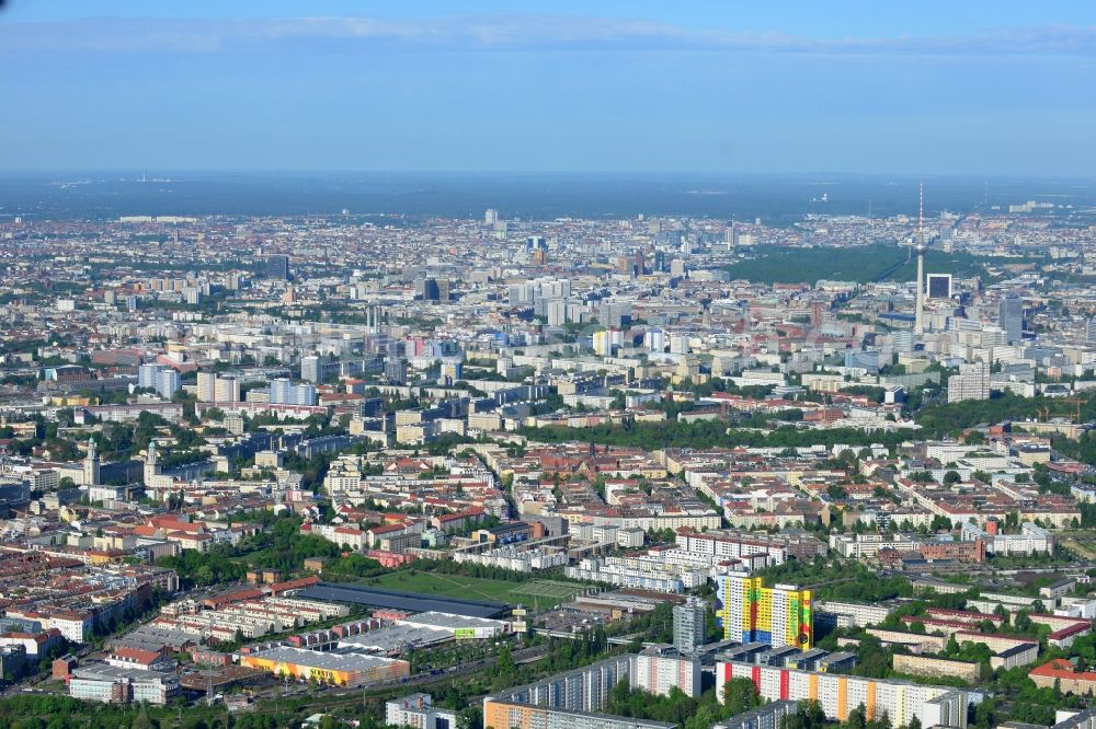 Berlin from the bird's eye view: Urban development area on the premises of Eldenaer road - Storkower Strasse in Friedrichshain district of Berlin. On the grounds of the former East German slaughterhouse incur modern residential areas and neighborhoods. The housing companies in the real estate developers cds Wohnbau Berlin GmbH built on several building plots modern apartments and townhouses and terraced houses