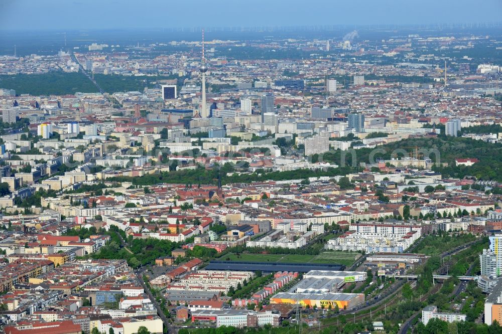 Aerial photograph Berlin - Urban development area on the premises of Eldenaer road - Storkower Strasse in Friedrichshain district of Berlin. On the grounds of the former East German slaughterhouse incur modern residential areas and neighborhoods. The housing companies in the real estate developers cds Wohnbau Berlin GmbH built on several building plots modern apartments and townhouses and terraced houses