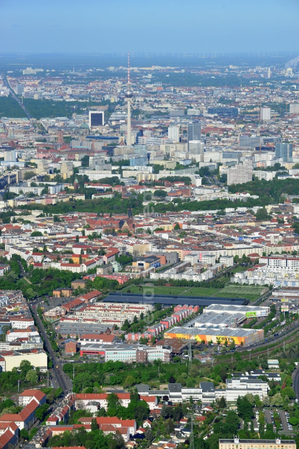 Berlin from above - Urban development area on the premises of Eldenaer road - Storkower Strasse in Friedrichshain district of Berlin. On the grounds of the former East German slaughterhouse incur modern residential areas and neighborhoods. The housing companies in the real estate developers cds Wohnbau Berlin GmbH built on several building plots modern apartments and townhouses and terraced houses