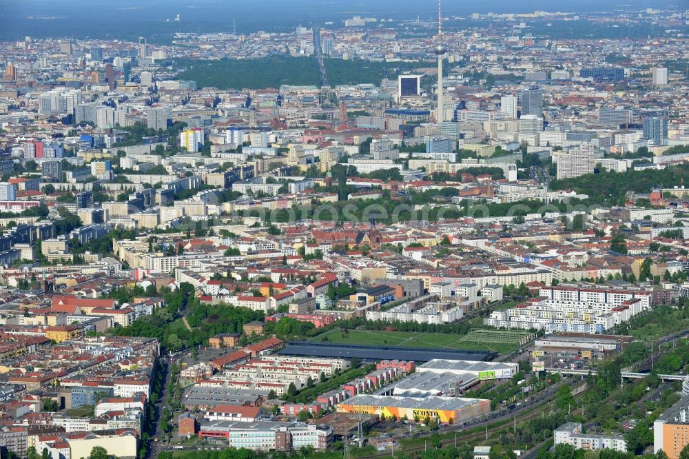 Berlin from the bird's eye view: Urban development area on the premises of Eldenaer road - Storkower Strasse in Friedrichshain district of Berlin. On the grounds of the former East German slaughterhouse incur modern residential areas and neighborhoods. The housing companies in the real estate developers cds Wohnbau Berlin GmbH built on several building plots modern apartments and townhouses and terraced houses