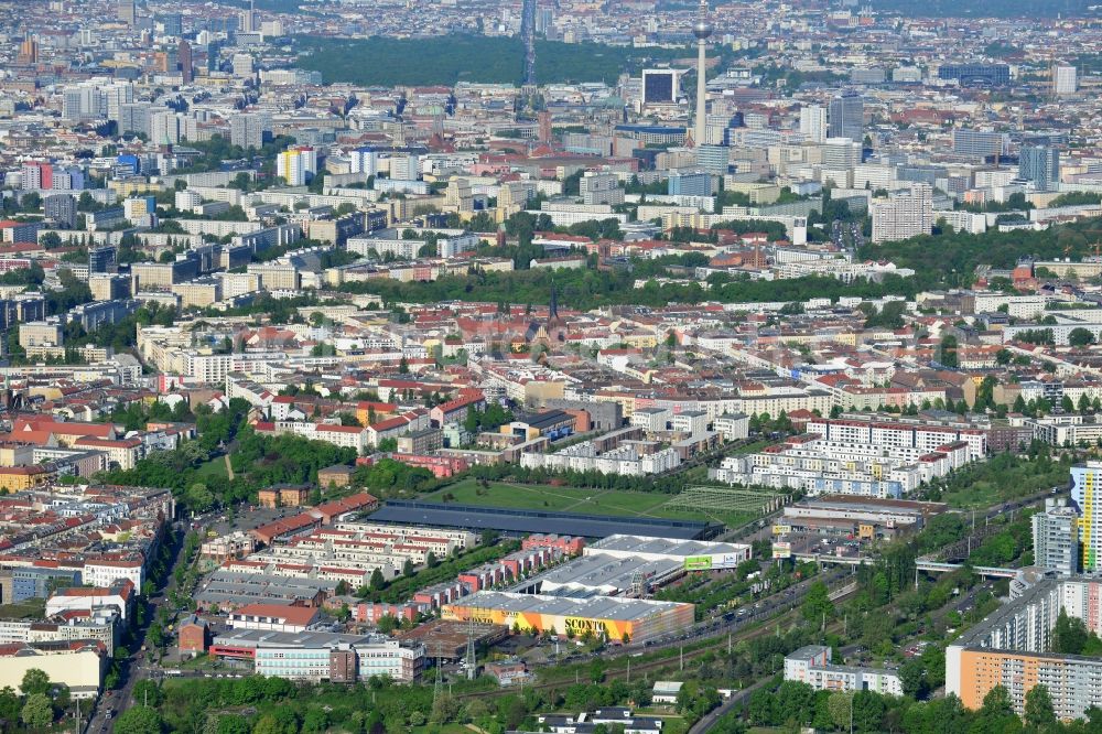 Aerial image Berlin - Urban development area on the premises of Eldenaer road - Storkower Strasse in Friedrichshain district of Berlin. On the grounds of the former East German slaughterhouse incur modern residential areas and neighborhoods. The housing companies in the real estate developers cds Wohnbau Berlin GmbH built on several building plots modern apartments and townhouses and terraced houses