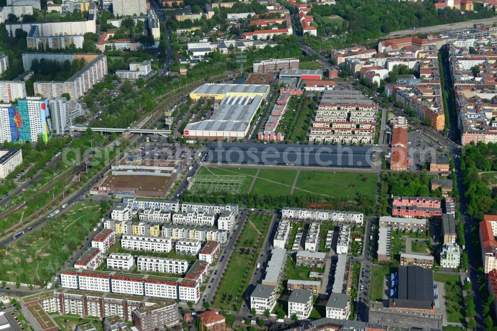 Berlin from the bird's eye view: Urban development area on the premises of Eldenaer road - Storkower Strasse in Friedrichshain district of Berlin. On the grounds of the former East German slaughterhouse incur modern residential areas and neighborhoods. The housing companies in the real estate developers cds Wohnbau Berlin GmbH built on several building plots modern apartments and townhouses and terraced houses