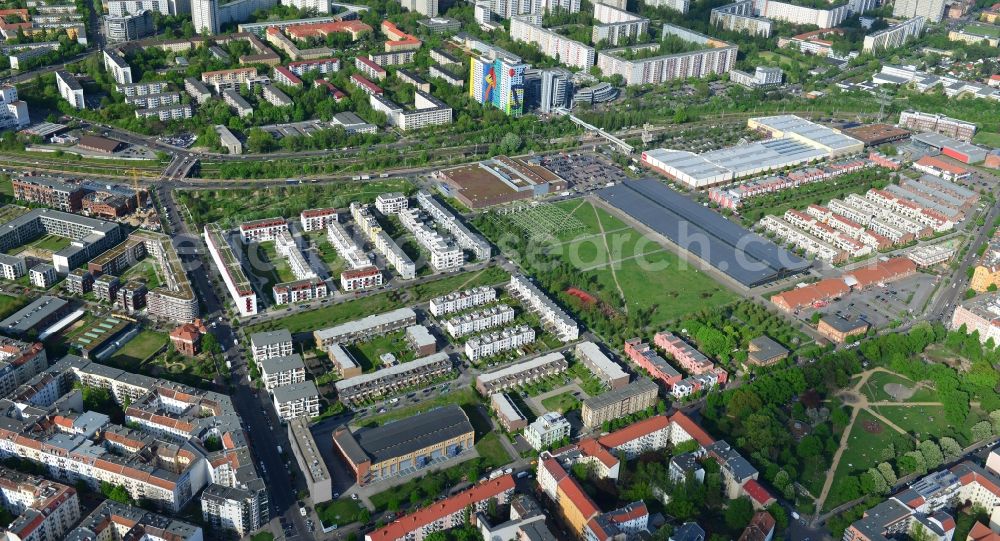 Aerial photograph Berlin - Urban development area on the premises of Eldenaer road - Storkower Strasse in Friedrichshain district of Berlin. On the grounds of the former East German slaughterhouse incur modern residential areas and neighborhoods. The housing companies in the real estate developers cds Wohnbau Berlin GmbH built on several building plots modern apartments and townhouses and terraced houses