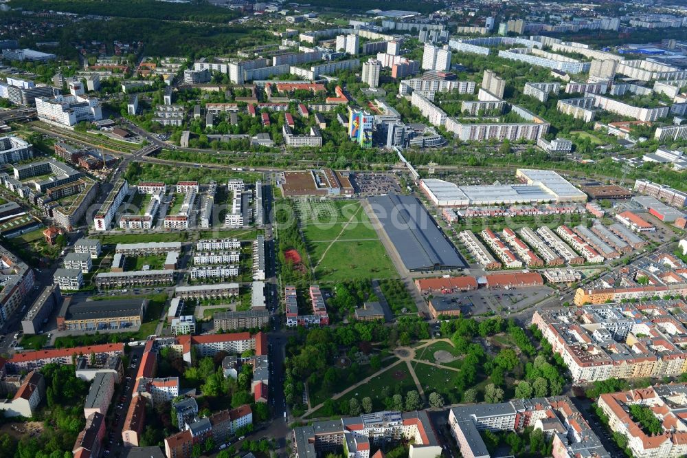 Berlin from the bird's eye view: Urban development area on the premises of Eldenaer road - Storkower Strasse in Friedrichshain district of Berlin. On the grounds of the former East German slaughterhouse incur modern residential areas and neighborhoods. The housing companies in the real estate developers cds Wohnbau Berlin GmbH built on several building plots modern apartments and townhouses and terraced houses