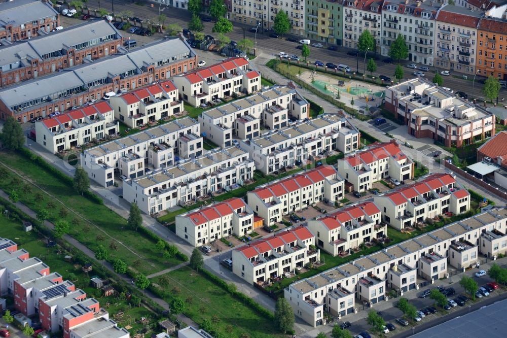 Aerial photograph Berlin - Urban development area on the premises of Eldenaer road - Storkower Strasse in Friedrichshain district of Berlin. On the grounds of the former East German slaughterhouse incur modern residential areas and neighborhoods. The housing companies in the real estate developers cds Wohnbau Berlin GmbH built on several building plots modern apartments and townhouses and terraced houses