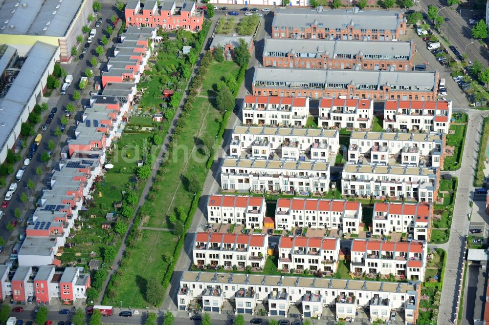 Berlin from the bird's eye view: Urban development area on the premises of Eldenaer road - Storkower Strasse in Friedrichshain district of Berlin. On the grounds of the former East German slaughterhouse incur modern residential areas and neighborhoods. The housing companies in the real estate developers cds Wohnbau Berlin GmbH built on several building plots modern apartments and townhouses and terraced houses