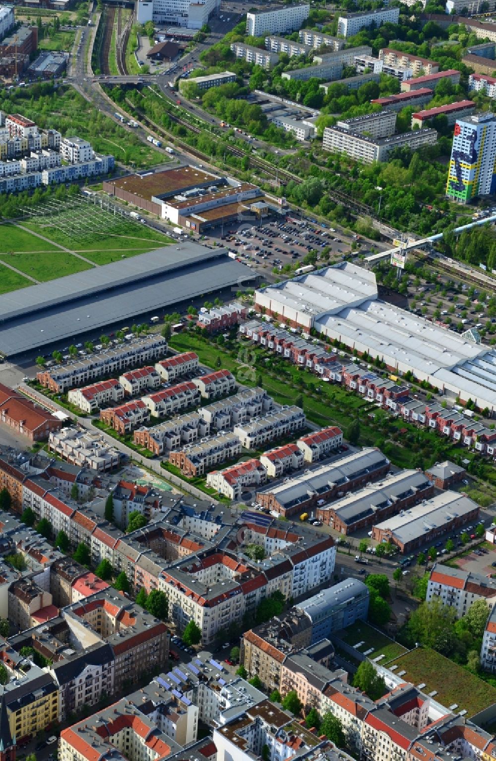 Berlin from above - Urban development area on the premises of Eldenaer road - Storkower Strasse in Friedrichshain district of Berlin. On the grounds of the former East German slaughterhouse incur modern residential areas and neighborhoods. The housing companies in the real estate developers cds Wohnbau Berlin GmbH built on several building plots modern apartments and townhouses and terraced houses